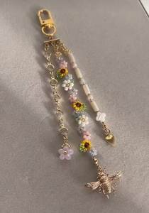 Porte-clés brodé artistique et perlé avec un artisanat fait main complexe pour un cadeau unique - Product Image 5
