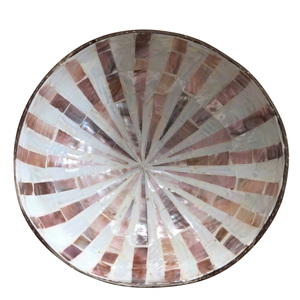 Cuenco de cáscara de coco con formas talladas refinadas, acabado ecológico y superficie pulida para decoración de cocina. - Product Image 1