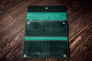 Cartera Triple de Cuero Genuino Verde MAKUM INTERNATIONAL con Cierre de Botón a Presión y Capacidad Personalizable - Product Image 6