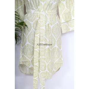 เดรสผู้หญิงผ้าฝ้ายพิมพ์ลายดิจิทัลลายดอกไม้ ระบายอากาศได้ดี เป็นมิตรกับสิ่งแวดล้อม 100%  ความยาวปานกลาง แขน 3/4 คอวี ติดกระดุม เหมาะสำหรับงานกลางคืน/งานทางการ - Product Image 6