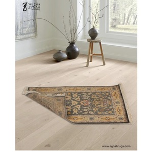 Alfombra de Oración Musulmana de Seda Suave Light of Solace, Proveedor Indio, Alfombra de Oración Islámica Tradicional Janamaz, Disponible al Mejor Precio del Mercado - Product Image 1
