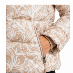 Parka de Invierno Impermeable con Capucha para Mujer, con un Elegante Corte Ajustado, Interior Suave y Cálido, y Materiales de Alta Calidad - Product Image 5