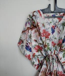 ชุดเดรสคาฟทันผ้าฝ้ายพิมพ์ลายดอกไม้และนก 100% แต่งลูกไม้ สไตล์อินเดีย ความยาวระดับเข่า วินเทจ เหมาะสำหรับใส่คลุมชุดว่ายน้ำ ชุดนอนน้ำหนักเบา ไซส์ใหญ่ ใส่ได้ทุกวัน - Product Image 2