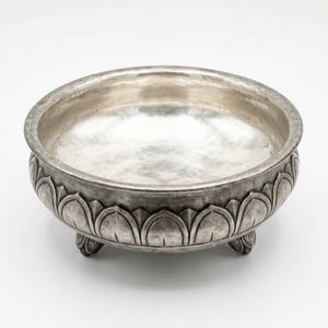 Bol Urli indien en aluminium gaufré fait main de 28 cm, couleur argent antique, de la marque WB Inc, pour les centres de table et décorations de mariage et d'hôtel - Product Image 3