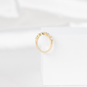 แหวนเพชรทรงกลมเจียระไนแบบบริลเลียนท์ ครึ่งวง 14K ทองคำ ประดับเพชรแล็บโกรว์ ดีไซน์เรียบหรู สามารถสวมซ้อนกับแหวนแต่งงานได้ เหมาะสำหรับเป็นเครื่องประดับชั้นดี - Product Image 2