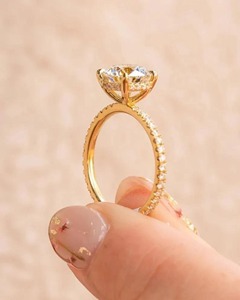 Anillo de Compromiso de Plata 925 con Moissanita de Corte Redondo, Halo Oculto y Acentos Pavé, Joyería de Boda - Product Image 5