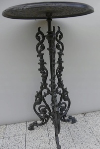 Mesa auxiliar de jardín de hierro estilo victoriano – Mueble de exterior resistente a la intemperie con un decorativo diseño floral. - Product Image 3
