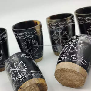 Personnaliser Verre à boire en corne de boeuf noire avec motif gravé à la main en blanc par Tayyab Handicraft - Product Image 4