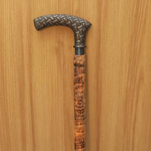 Canne de marche vintage en bois, revêtement en cuir floral, finition antique, pour personnes âgées, design unique et élégant. - Product Image 2