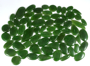 หยกเนฟไรต์ธรรมชาติคุณภาพสูงสีเขียวขัดมือ ทรงคาโบชอง เปลี่ยนสีได้ ขนาด 20-35 มม. สำหรับทำจี้ แหวน และเครื่องประดับ - Product Image 3