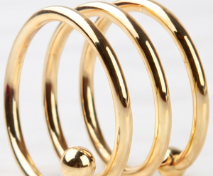 Anillo de servilleta de metal dorado en espiral con extremo de bola, decoración moderna para mesa, para uso en bodas y vajilla. - Product Image 3