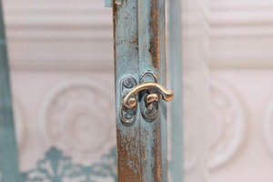 Farol de metal con acabado verde premium y paneles de vidrio, perfecto para la decoración de la sala de estar y el vestíbulo o para regalar, procedente de la India. - Product Image 2