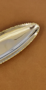 Plateau de service de luxe en forme de bateau, argenté, avec bord festonné doré, en acier inoxydable, plateau étroit en métal pour hôtel, restaurant, buffet - Product Image 2