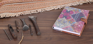 Couverture en Kelim/Dhurry tissée à la main, joliment cousue avec des poches en cuir à l'intérieur pour contenir un carnet de notes. - Product Image 4