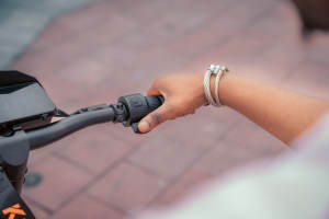 Patinete Eléctrico Plegable G2, 48V 15Ah, Llantas de 10 Pulgadas, Frenos Dobles, Suspensión de Resorte, Pantalla Táctil, Motor de 200W, Ideal para Desplazamientos - Product Image 5