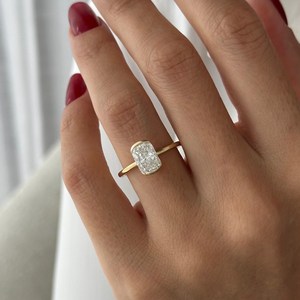 Bague de fiançailles minimaliste moderne en or jaune 18 carats avec diamant de laboratoire allongé de 2 carats, taille coussin, demi-sertissage, certifiée IGI - Product Image 6