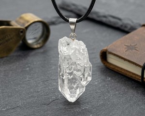 Collier pendentif en quartz brut, bijoux en cristal de guérison, pierre énergétique de protection, collier minimaliste en cordon, cadeau pour femmes - Product Image 5