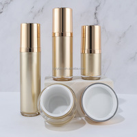 Ensemble de cosmétiques en acrylique bouteilles et bocaux série bouteilles d'emballage sans air rondes droites dorées pour lotion crème Essence huile sérum