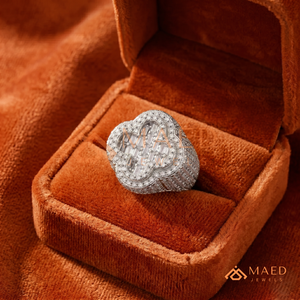 Bague trèfle à quatre feuilles finition or blanc argenté |   Médaille porte-bonheur fleur glacée |   Bague Statement Hip Hop avec Pierre Baguette - Product Image 1