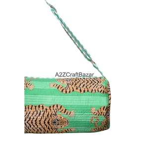 Bolsa de Gimnasio Moderna Boho para Yoga y Playa, con Parches Acolchados en los Hombros, Diseño de Huellas de Manos, Estampado Animal Ecológico y Sostenible - Product Image 3