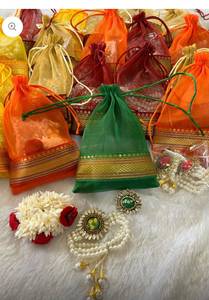 Sacs Potli en Organza avec Bordure Gota Festifs Indiens, Ornés de Bijoux Traditionnels et de Gajra Floral, Cadeaux de Retour pour Mariages Haldi et Mehendi - Product Image 2