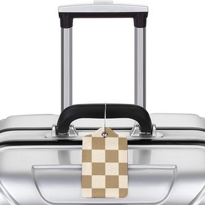 Etiqueta de equipaje de piel sintética de alta calidad con diseño minimalista a cuadros y logotipo personalizado para facilitar el registro en el aeropuerto. - Product Image 2