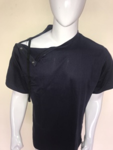 Camiseta de Manga Corta Unisex de Algodón 100% para Rehabilitación Postoperatoria con Acceso Lateral al Hombro Derecho, Corte Regular, 220g - Product Image 3