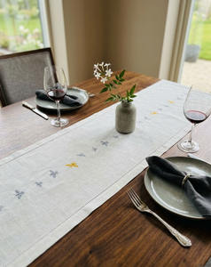 Nouveaux Chemins de Table en Lin Ivoire Personnalisés avec Broderie Point de Croix Abeilles Mignonnes de Haute Qualité pour la Maison, l'Hôtel et les Événements - Product Image 2