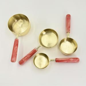 Ensemble de 4 tasses et cuillères à mesurer en acier inoxydable doré avec poignée en résine de haute qualité, résistant au lave-vaisselle et au congélateur - Product Image 3
