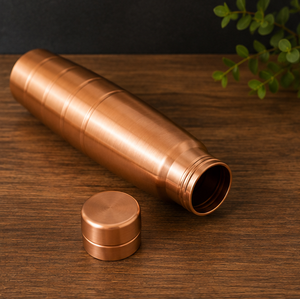 Bouteille de voyage portable en cuivre pur gaufré à anneaux linéaires Heritage – Design traditionnel - Product Image 5