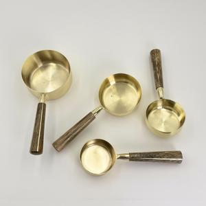 Ensemble professionnel de 4 tasses et cuillères à mesurer en acier inoxydable de luxe, finition PVD dorée avec manche en bois pour la pâtisserie - Product Image 3