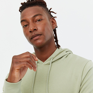 Sweat à capuche épais pour homme en molleton 100 % coton de haute qualité, couleur unie, avec logo personnalisé, respirant, écologique, style streetwear, coupe classique - Product Image 4