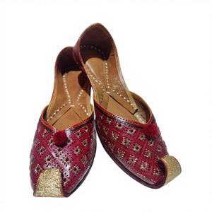 Zapatos bordados de Rajasthani tradicionales a la moda para mujer, tendencia de moda de estilo para caminar de cuero genuino personalizable - Product Image 1