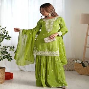 Conjunto de Kurta Sharara Bordada Chinon VASTRA COTTAGE con Borde de Encaje y Dupatta, Atuendo Étnico para Mujer, Ideal para Fiestas - Product Image 4
