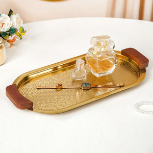 Magnifique plateau de service rectangulaire doré avec surface à motifs géométriques et poignées en bois foncé pour servir les aliments - Product Image 6