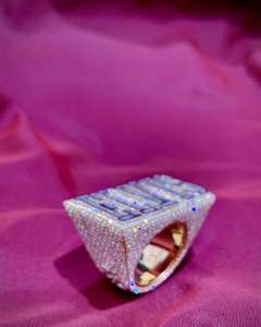 Anillo de Compromiso o Matrimonio con Diseño de Dos Tonos, Estilo Hip Hop, Plata 925, Diamantes Moissanite VVS Baguette, Letra Inicial Personalizada - Product Image 2