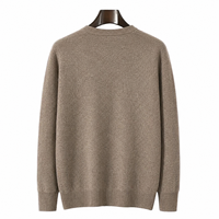 Herrenpullover aus Wolle in Uni-Farbe, langärmlig, gestrickt, dick, für den Herbst, mit individueller Stickerei und Design.