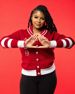Cardigan en tricot rouge pour femme, manches longues, col en V, boutons sur le devant, pull côtelé avec poignets rayés et poche, logo personnalisé - Product Image 2