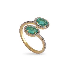 Bague de luxe pour femme en or jaune avec pierre précieuse taille émeraude et accent de diamant ovale, style fiançailles - Product Image 1
