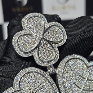 Pendentif Trèfle Personnalisé en Argent 925 avec Moissanite Taille Brillant Sertie en Canal, Breloque Trèfle à Quatre Feuilles Glacée, Bijoux de Luxe Hip Hop pour Hommes OEM - Product Image 5