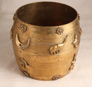 Azora Industries-Jardinière en laiton antique faite à la main du sud de l'Inde pour la décoration intérieure, formes assorties, mariages, vase de table - Product Image 1