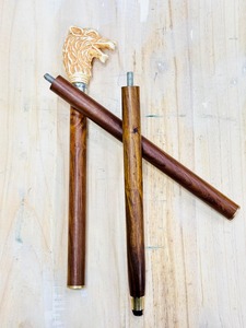 Bastón Multifuncional Steampunk de Madera de Palisandro y Latón con Diseño de Lobo Rosa y Marrón - Regalo de Acción de Gracias y Graduación - Product Image 2