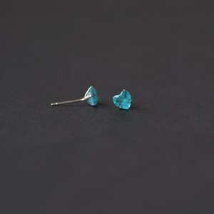 ต่างหูพลอยพาราอิบาทัวร์มาลีนสีน้ำเงินรูปหัวใจ ต่างหูเงินประดับพลอย ต่างหูมินิมอล ของขวัญวันเกิดสำหรับเธอ - Product Image 4