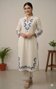Ensemble Kurta et pantalon en organza blanc brodé pour femme, col montant, manches cloche, motif floral traditionnel, idéal pour mariage - Product Image 2