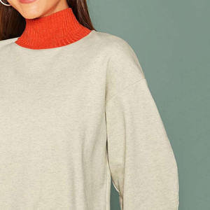 Sudadera Beige de Cuello Alto para Mujer con Cuello y Puños en Naranja en Contraste, Sudadera de Manga Larga de Felpa Premium - Product Image 2