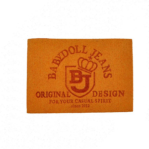 Patchs en caoutchouc silicone gris personnalisés en gros, patchs en microfibre gaufrés effet cuir, étiquettes rectangulaires en PVC cuir avec logo personnalisé - Product Image 6