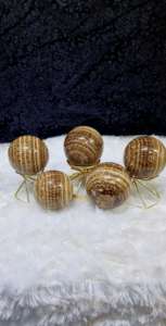 Boule de cristal œil de tigre authentique la plus vendue pour l'équilibre émotionnel, la guérison des chakras et la méditation, disponible au meilleur prix du marché - Product Image 5