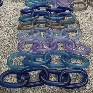 Grande Décoration Murale en Résine Transparente Colorée Écologique Faite à la Main avec Maillons de Chaîne Personnalisés - Product Image 6