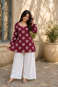 Kurti con estampado floral marrón para mujer, con blusas de cuello cuadrado y mangas largas, combinado con pantalones palazzo blancos. - Product Image 3