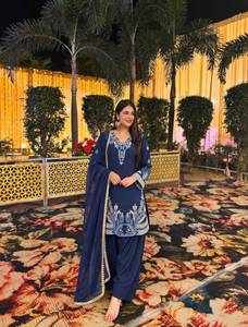 Tenue de soirée prête à porter en crêpe de soie biscuit, soie organza et soie Kundan, avec broderie au fil et bordure en dentelle, style Salwar, longueur au sol. - Product Image 1